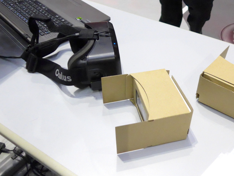 Oculus Rift（左）とハコスコ（右）