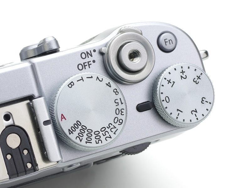 露出補正ダイヤル（右）の調整範囲が±3EVまでになった