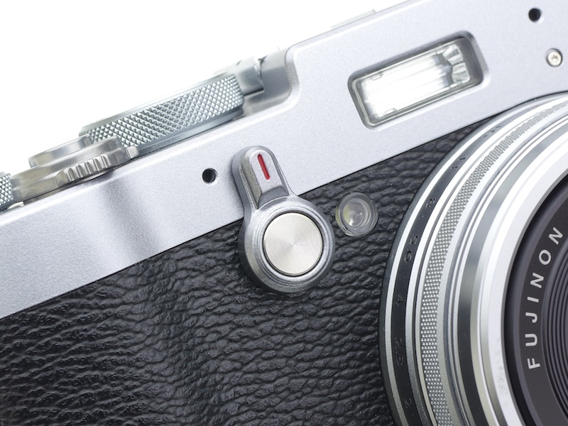 電子ビューファインダー（EVF）、光学ファインダー（OVF）、電子式レンジファインダー（ERF）切替はこのファインダー切換レバーで行なう