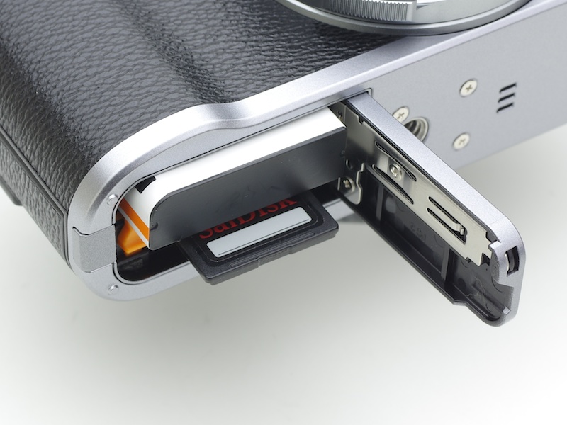 バッテリーはNP-95。撮影可能枚数は約330枚。記録メディアはSDXC/SDHC/SDメモリーカード