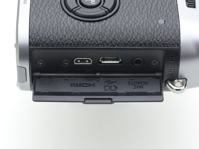 左からHDMI、USB 2.0、マイク入力。USB充電が可能になった