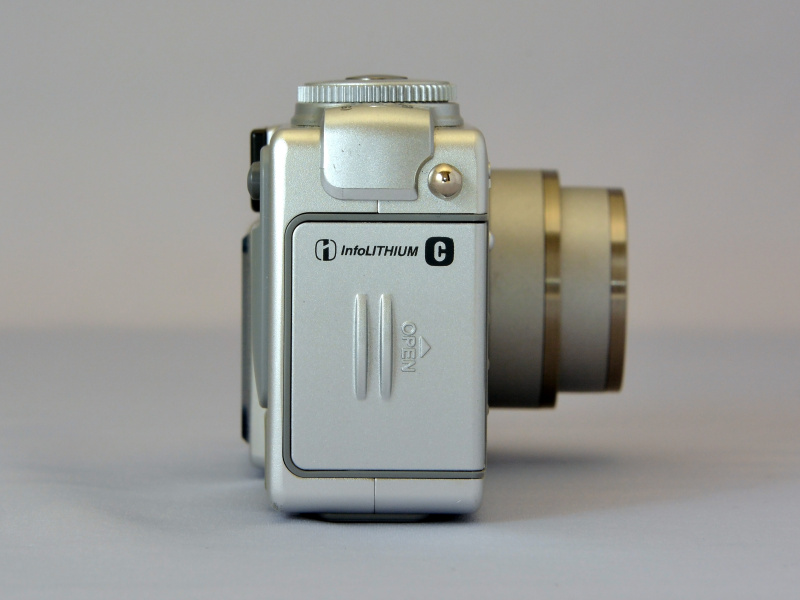 厚みはあるが高さは抑え、でも横には長いサイバーショットDSC-P5のボディ。人気を博したこのPシリーズのデザインは、他社にも大きな影響を与えたと聞く。…でも、この形状は何かに似てるゾ？ と、思ってよ～く考えたら、懐かしのアイスクリーム「名糖ホームランバー」が思い出された。