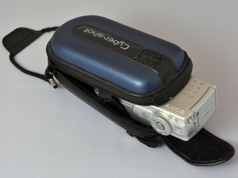 今回のブツ、カメラの備品はいろいろ欠品していたが、別売の専用セミソフトケース「LCM-PX」は付属していた。