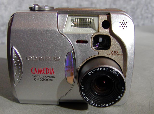 オリンパスCAMEDIA C-40 ZOOM（左）とCAMEDIA E-20（右）。PC Watch撮影