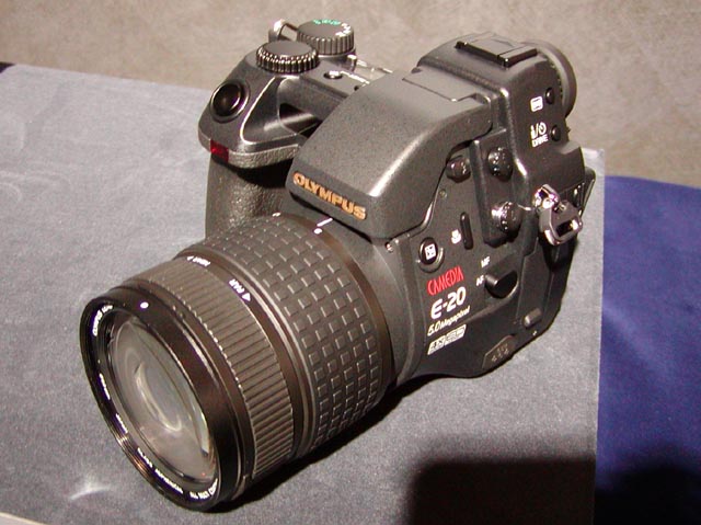オリンパスCAMEDIA C-40 ZOOM（左）とCAMEDIA E-20（右）。PC Watch撮影