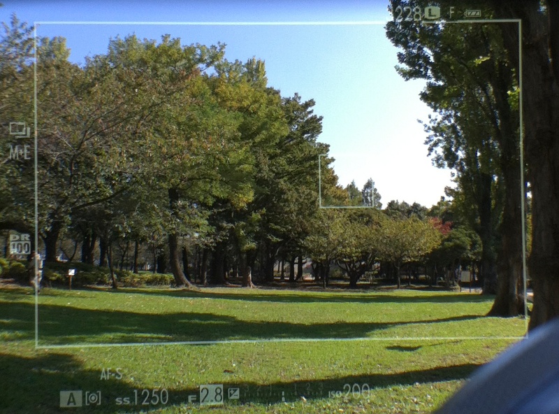 OVF（光学ファインダー）のブライトフレームカバー率は、従来の90％から92％に広くなった