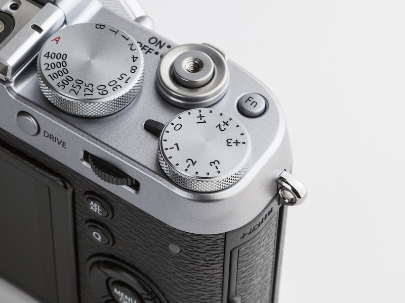 露出補正ダイヤルの補正幅が±3に広がり、これまで以上に大胆な絵作りが可能になった