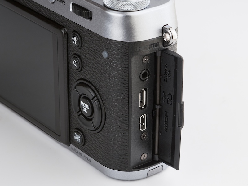 側面カバーを開けると、HDMI端子、USB端子、マイク/リモート端子があらわれる