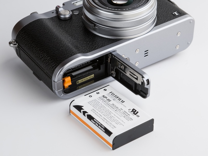 リチウムイオンバッテリーは従来機と同様、NP-95を採用している