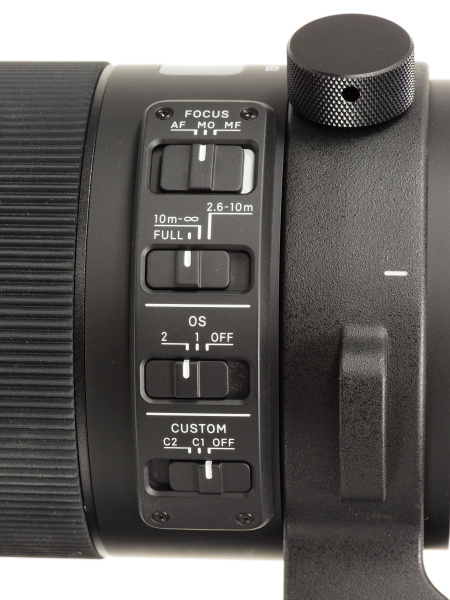 レンズ側面には、フォーカスモード、フォーカスリミッター、OS、CUSTOMの各スイッチが並んでいる
