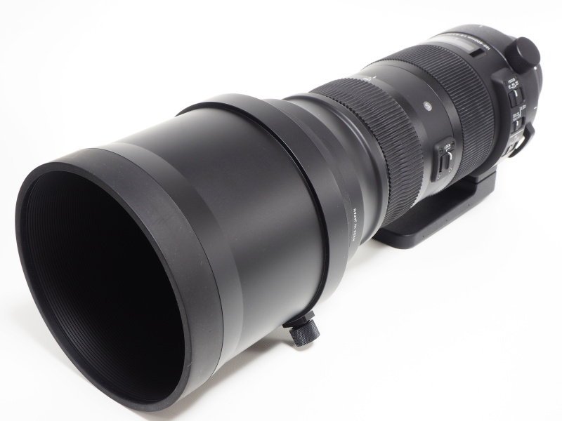 付属のメタルフードを装着。フード先端はラバーで保護されているので、フードを下にして地面においても傷つきにくくなっている