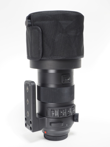 レンズキャップではなく、カバーが付属。フード逆付け状態で地面に置くときは、必ずこのレンズカバーをしないと、レンズ先端が傷つく可能性があるので要注意