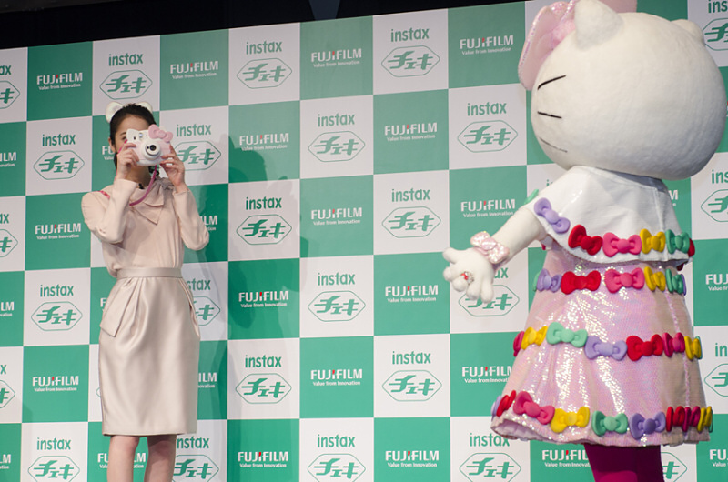 続いてキティちゃんの登場です。佐々木さんは「キティちゃんに初めて会えた」と感激の様子。さっそく新作のハローキティチェキで試し撮り。