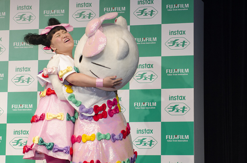 しばらくするとバービーさんがやってきました。キティちゃんと同じドレスを身にまとって、大のキティファンをアピールします。