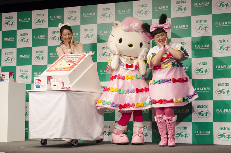 11月1日はキティちゃんの誕生日です。チェキプリントを模したケーキを囲んで、一足早くキティちゃんの誕生日を祝いました。