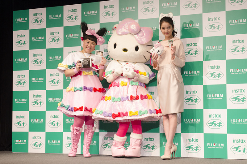 新作チェキを手にして３人でポーズ!