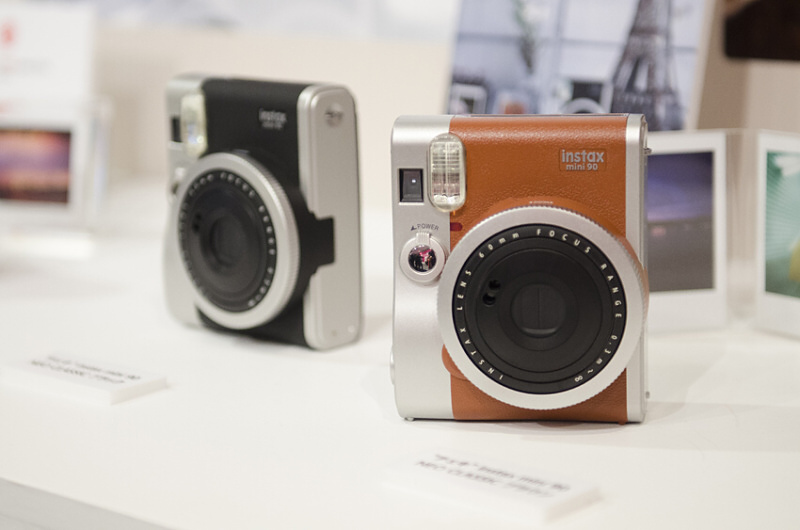 手前が新色のブラウン。なお、instax mini90ネオクラシックは、2014年度グッドデザイン賞を受賞しています。