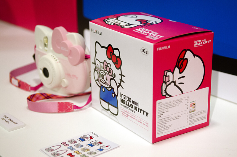 カメラを構えるハローキティがあしらわれた外箱。箱の天面、側面のデザインにもご注目。