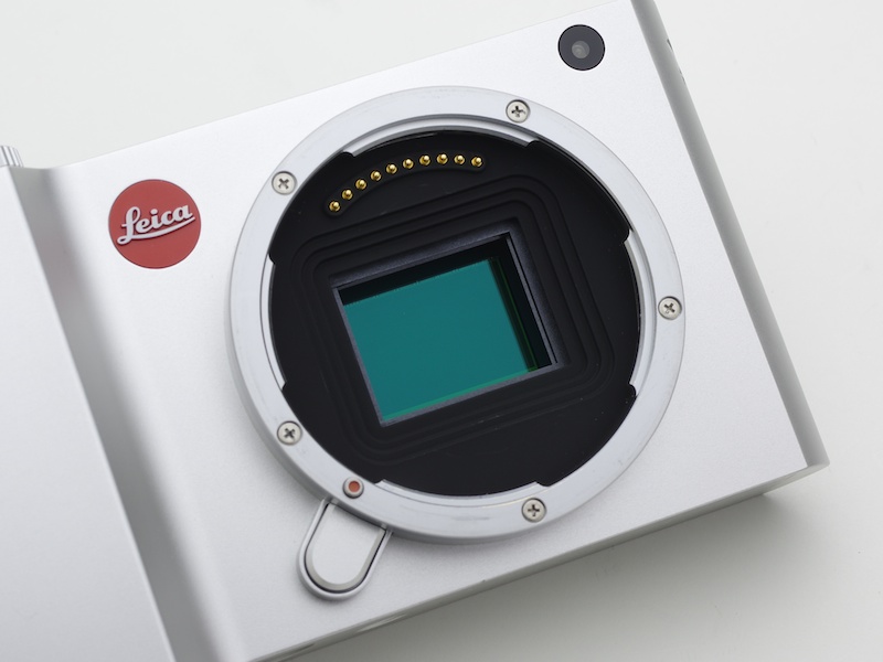 撮像素子はAPS-Cサイズ相当の有効1,630万画素CMOSセンサー。マウントはオリジナルのライカTマウント