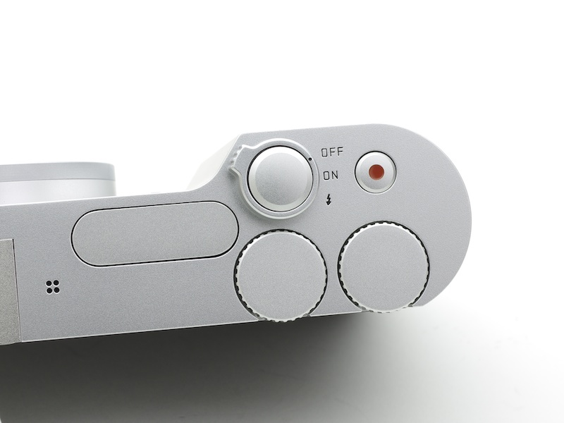 シンプルなシャッターボタン周り