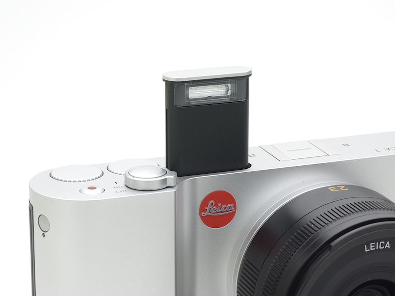 ポップアップ式のストロボを内蔵。円筒形の見た目が印象的