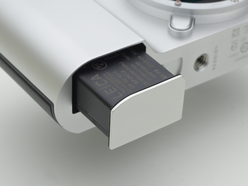 バッテリーを取り出したところ。バッテリー底面がボディ底面の一部になるデザインを採用する