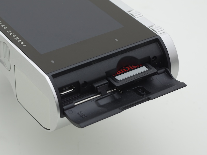 SDカードスロットとUSB端子