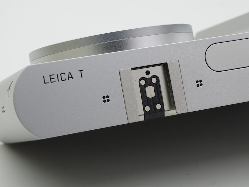 ホットシューも装備。両脇はマイク穴