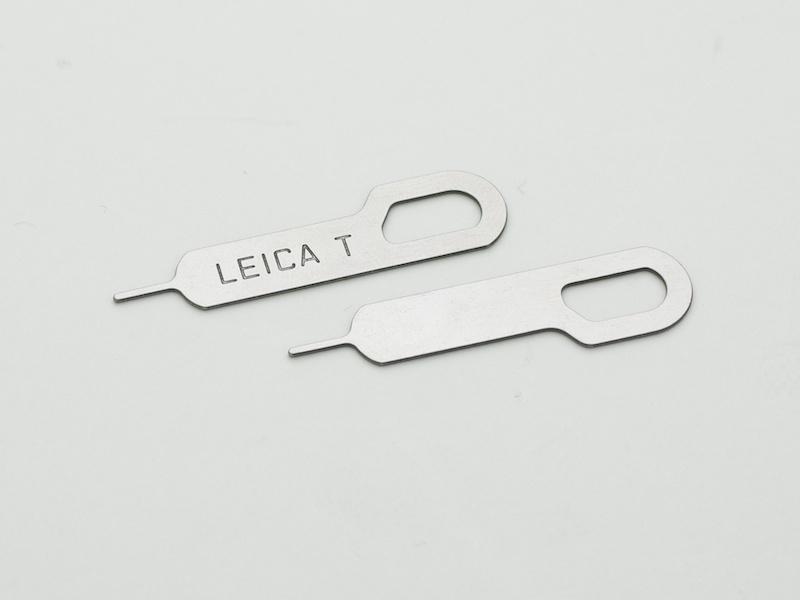 付属品のピン。ライカTが採用する「Easy-Click」方式のストラップの取り付け時、または取り外し時に使用する