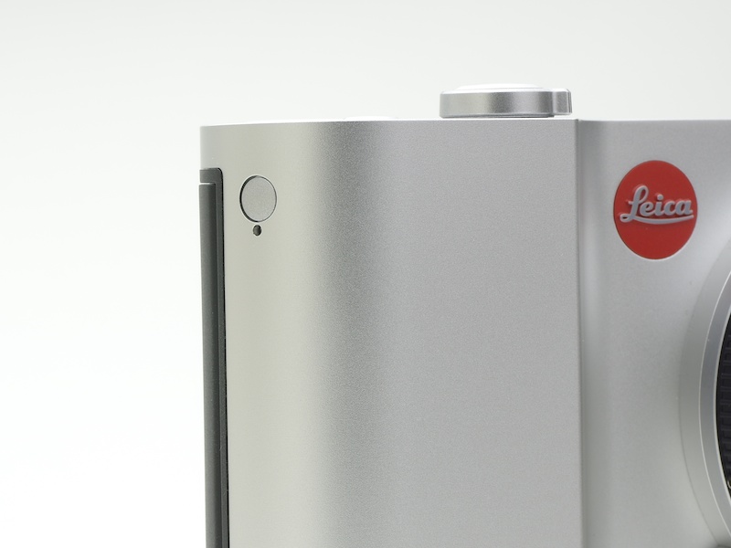 ストラップ取り付け部。これはダミープラグが入っている状態