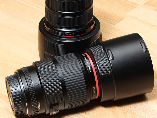 交換レンズに貼り付けたところ