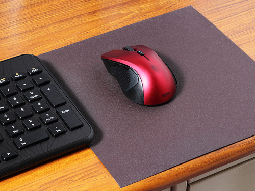 マウスパッドに貼り付けた例