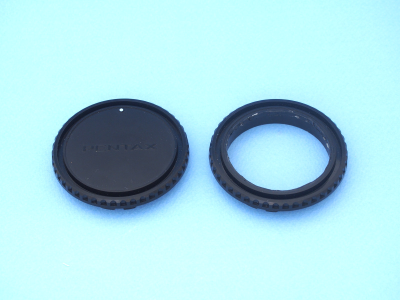 フジペットから摘出したレンズをPENTAX 645マウントに装着する方法だが、こちらも極力シンプルに考えてみた。まず、PENTAX 645のボディキャップの真ん中を、ホットナイフで円くくり抜く