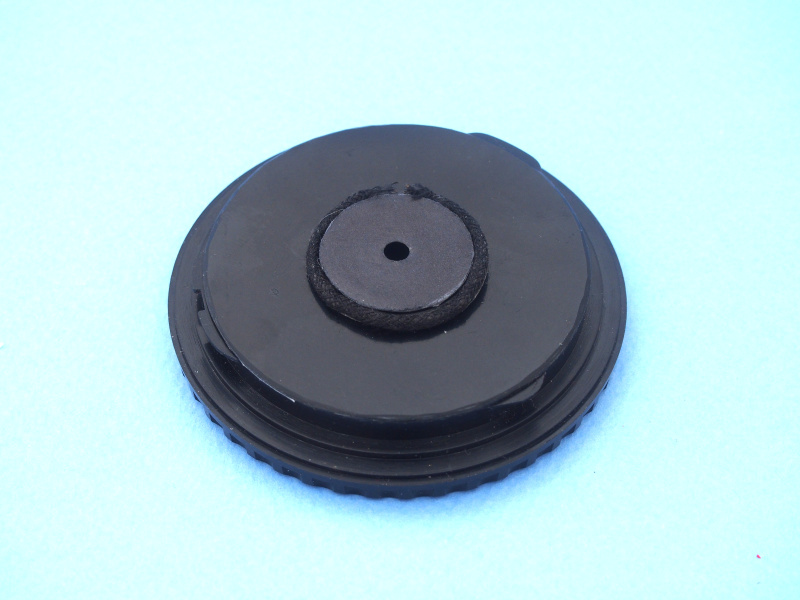 ピント位置を決めて固定すると、レンズの基本構造は完成だ。しかしこのままではレンズ周囲から光線漏れが起きてしまう。そこで黒い綴じ紐を短く切り、両面テープでレンズの周囲に巻き付けた。黒い紐は昔のカメラで光線漏れ素材に使用されている例があり、それがヒントになった