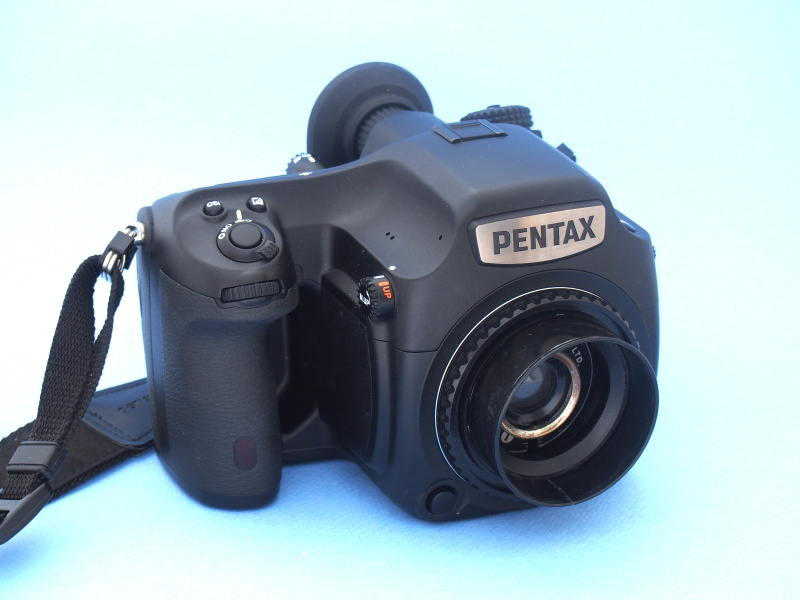 645Zに装着してみた。レンズがマウント面より奧に引っ込みヘソのようだが、もともとモダンなデザインのフジペットだけになかなか様になっている。もちろんピントも絞りも固定で、中判一眼レフ用レンズとしては異色の仕様である