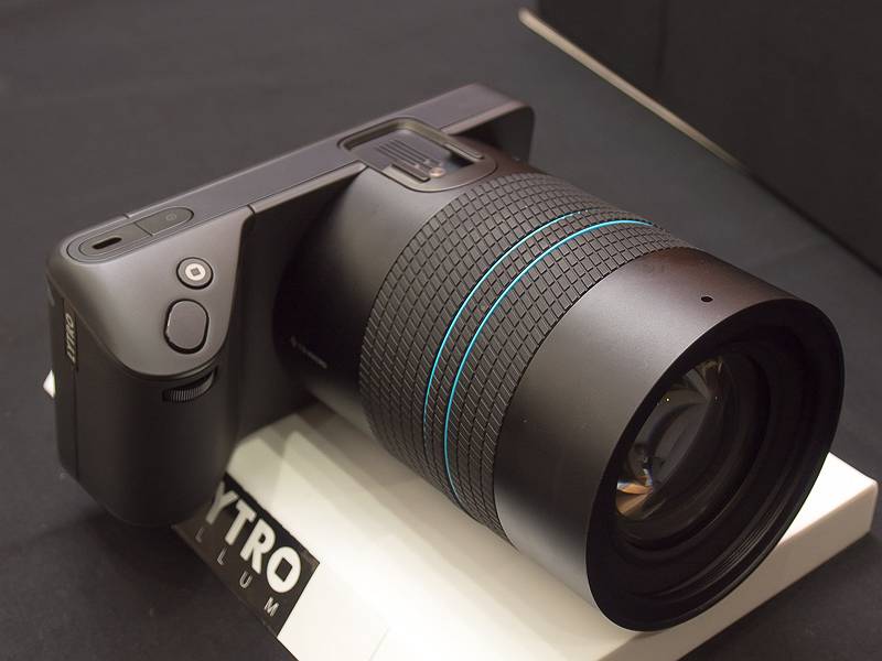 大口径高倍率ズームを搭載し、迫力のある外観