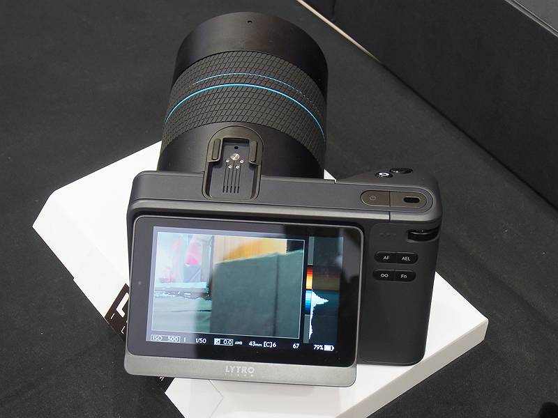 背面モニタはタッチパネル対応4インチ液晶で、上下方向にチルトする