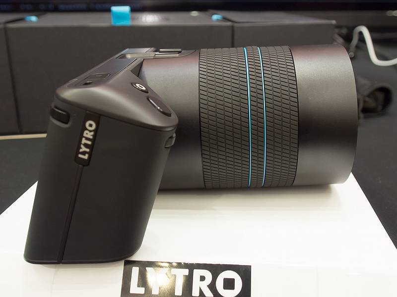 斜めに傾いた背面。胸のあたりで構えるとちょうどモニタが見やすく、安定して構えられる