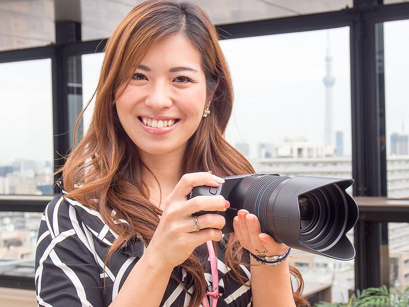 1kg近い重量と大型サイズだが、女性でも意外に持ちやすく操作しやすいという