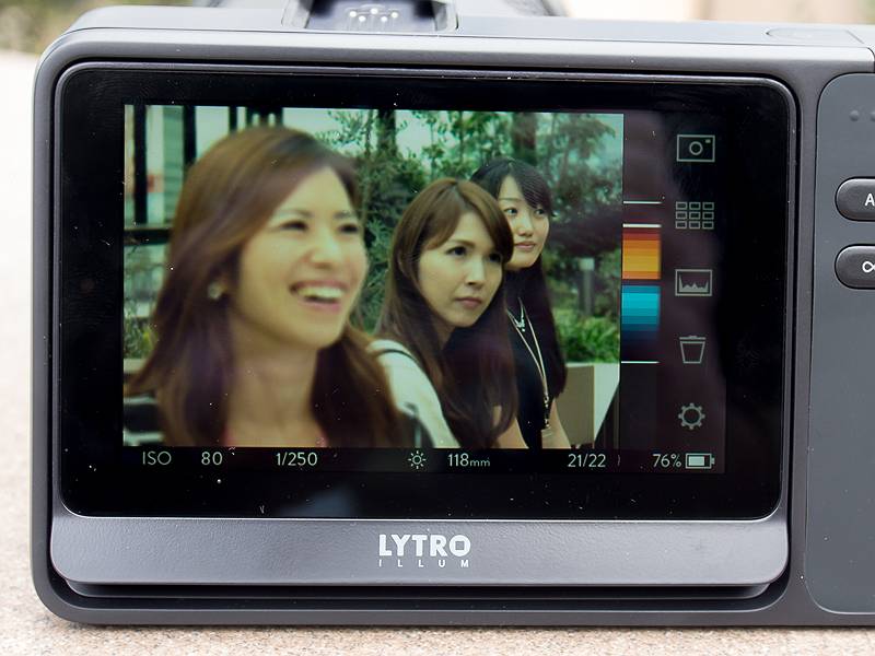 撮影後の写真。前方の被写体にピントを合わせたり、後方の被写体にピントを合わせたりできる