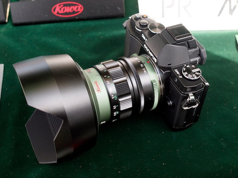KOWA PROMINAR 12mm F1.8。8.5mmと同じくグリーン鏡筒の製品も用意される
