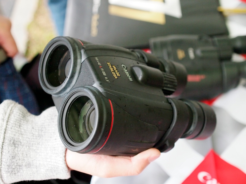 手ブレ補正機構を内蔵したLレンズの双眼鏡「10×42 L IS WP」。JIS保護等級7級相当の防水性能を持つフラッグシップモデル