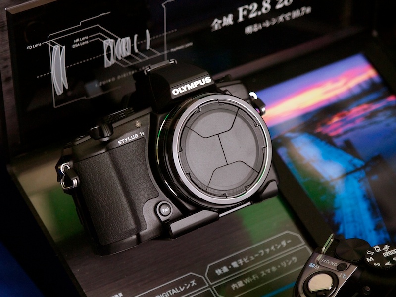 11月中旬発売予定の「STYLUS 1s」。28-300mm相当のズームレンズを搭載する高級コンパクトデジカメ。開放F値はズーム全域でF2