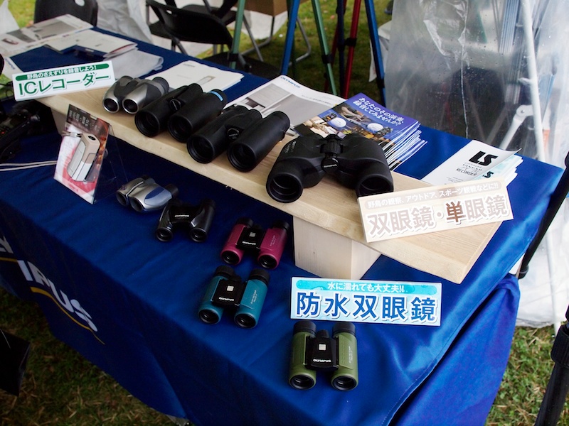 単眼鏡・双眼鏡ゾーンは小さめ。ただし、他のブースにはないICレコーダーやカメラ用マイクなども展示されていた