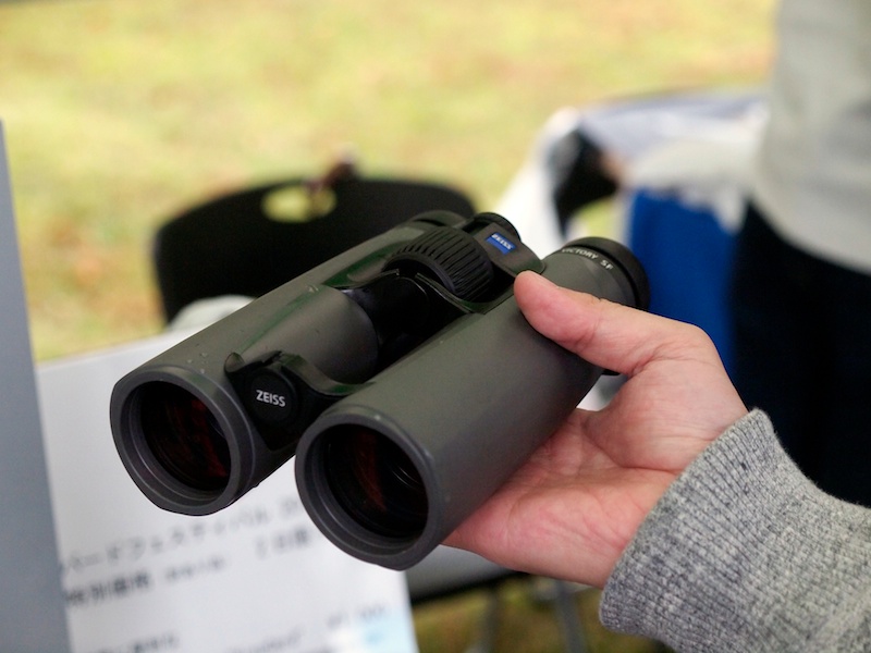 2015年春発売予定の双眼鏡「VICTORY SF」。想定価格は30万円前後