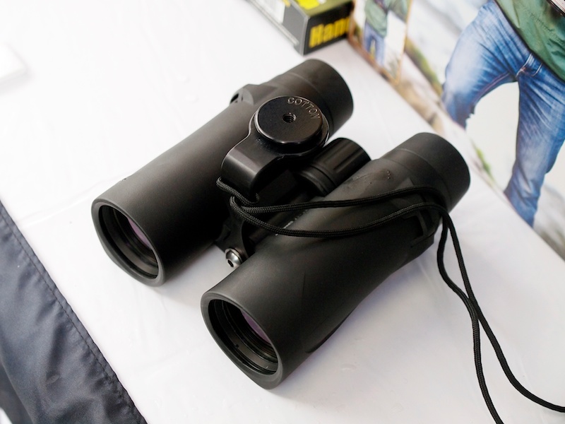 双眼鏡の三脚穴に専用のアタッチメントを取り付けて利用する