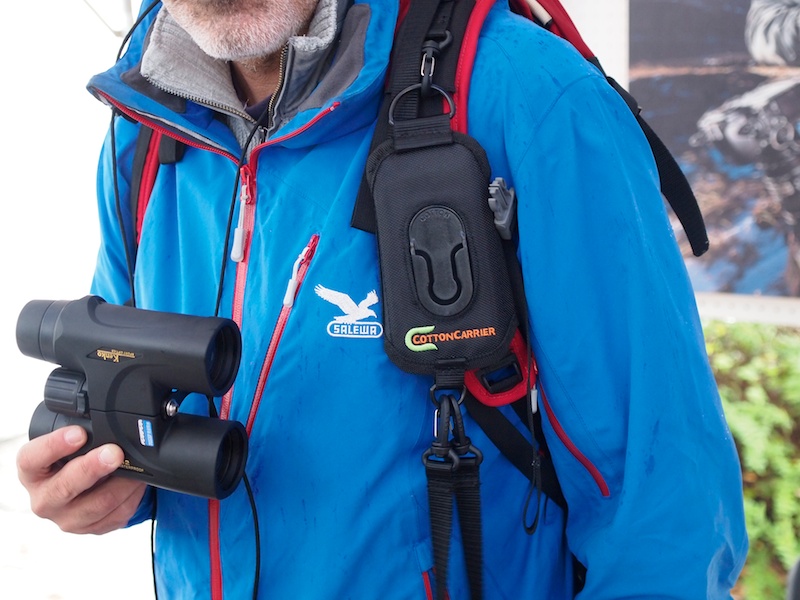 キャリーシステムとしては、従来のカメラ用の「COTTON CARRIER STRAP SHOT」と同様。同じホルスターで双眼鏡・カメラともに利用できる