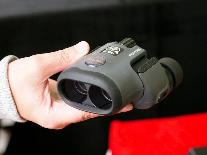 最短ピント合わせ距離50cmのコンパクト双眼鏡「Papilio」