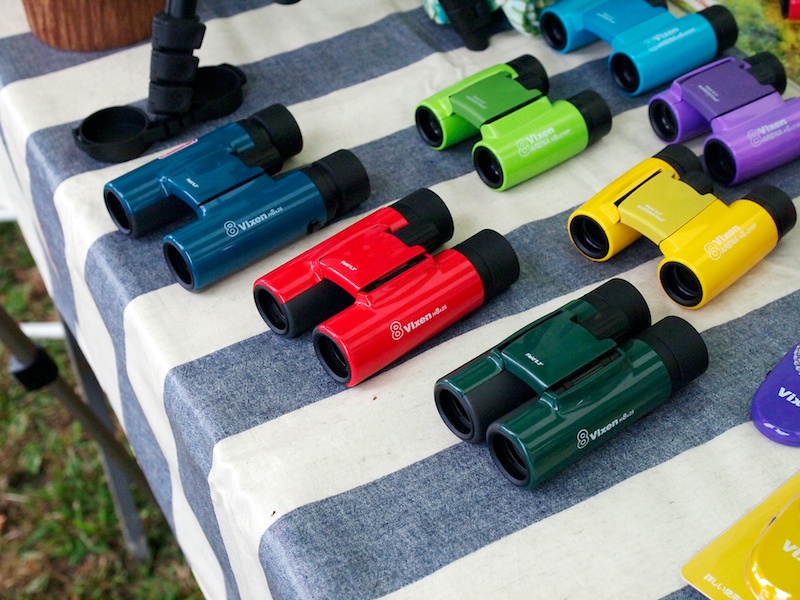 派手目なカラーリングの「アリーナ Hシリーズ」。使いやすい8倍双眼鏡で、スポーツ観戦やライブなどでの利用を想定している