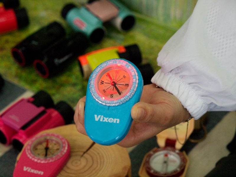 この他にもオイル式の「LEDコンパス」なども展示。本体横のボタンを押すとLEDが赤く光り夜間でも利用できる。また透明カプセルを採用したことで、頭上に掲げた状態で利用するといったことも可能